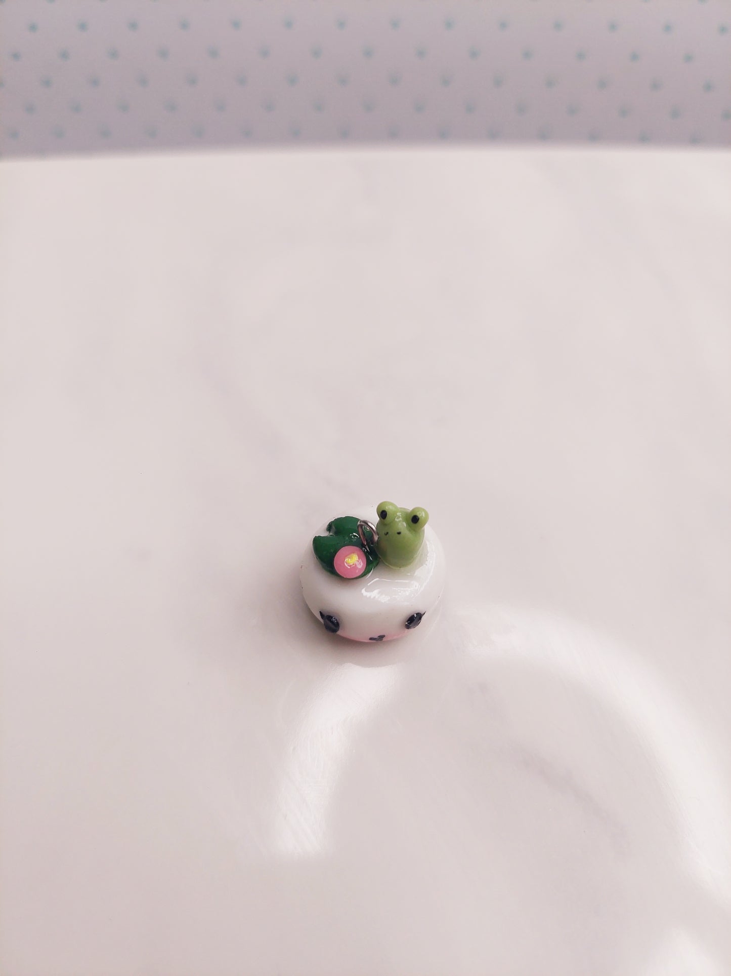Mochi mit Frosch Anhänger