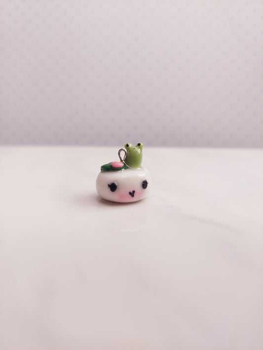 Mochi mit Frosch Anhänger